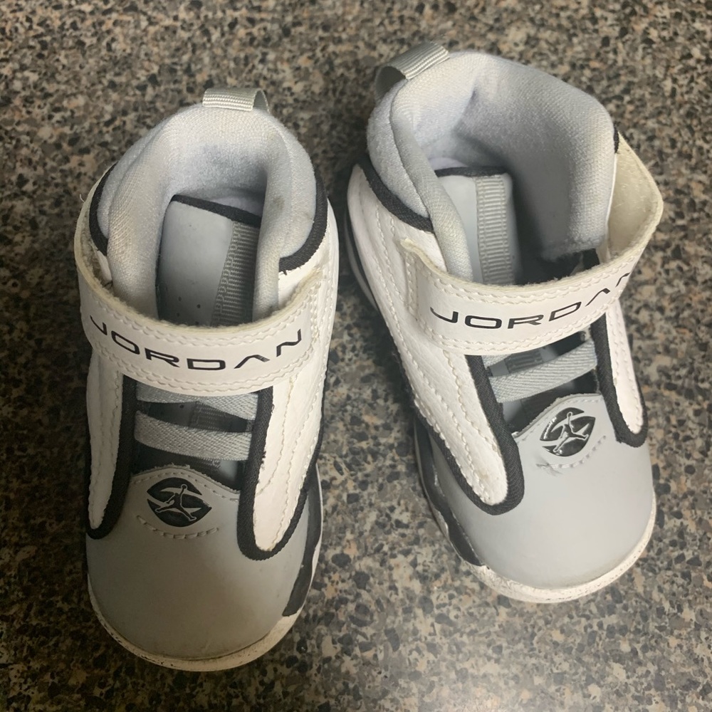 Jordan mid top shoes